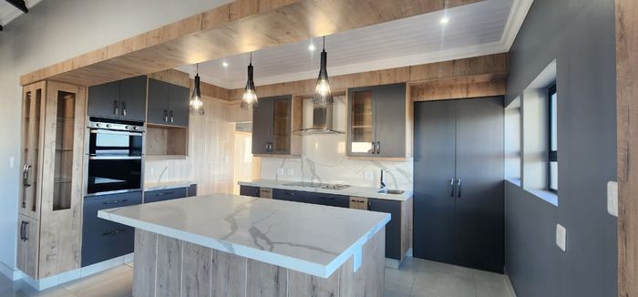 House for Sale in Groot Brakrivier Central: 2 beds, garage, close to amenities.