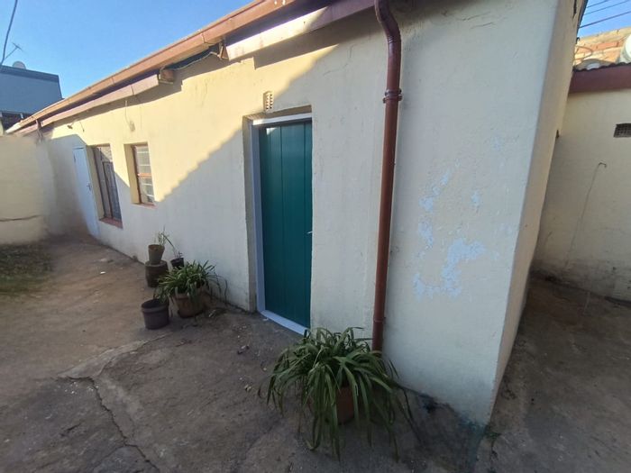 Laudium Apartment To Rent: 2 Bedrooms, secure parking, prepaid utilities, quiet location.