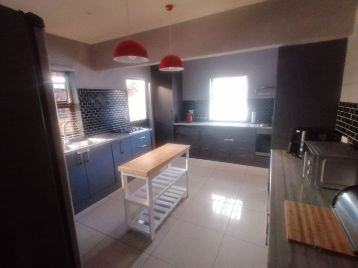 Northpine House For Sale: 3 Bedrooms, ample parking, close to transport and shops.