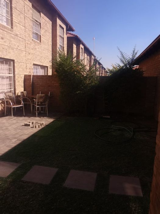 For Sale: Apartment in Annlin with 3 bedrooms, garden, and secure complex.