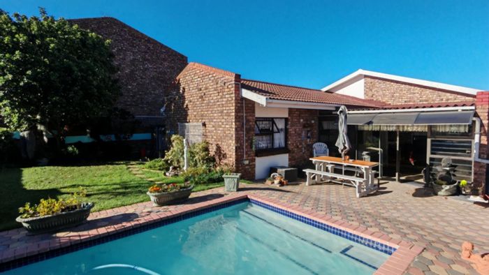Deoville Park House For Sale: 3 beds, 3 baths, garage, secure complex.