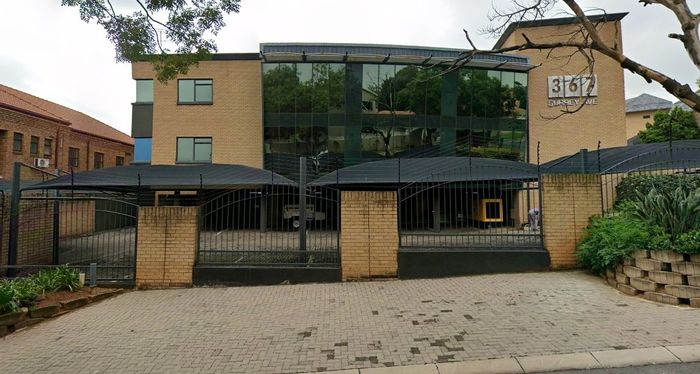 Randburg Central Commercial To Rent: 206m2 office with shared area and flexible parking.