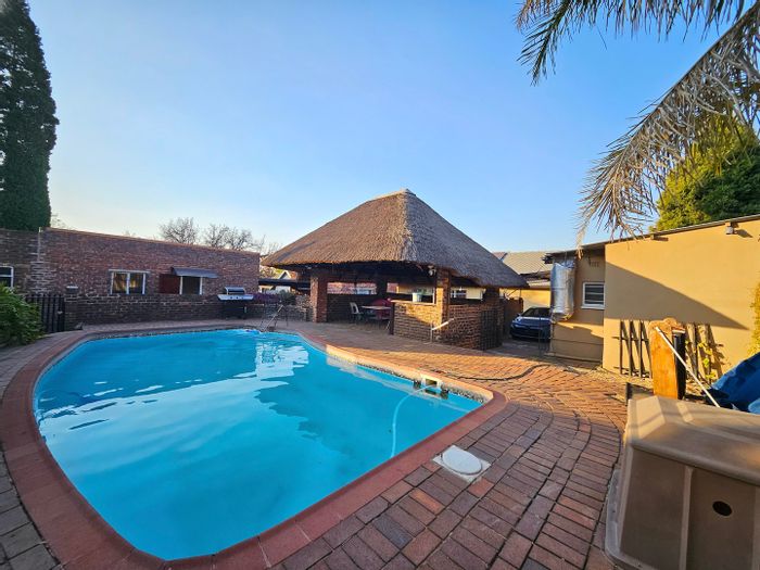 2-Bedroom Apartment To Rent in Edleen with courtyard, pool access, and parking.