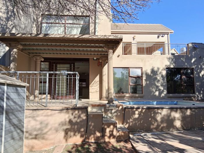 For Sale: Townhouse in Sugar Bush Estate with pool, outdoor entertainment, and security.