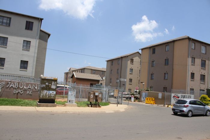 For Sale: 3-Bedroom Apartment in Jabulani with 24-hour security and ensuite.