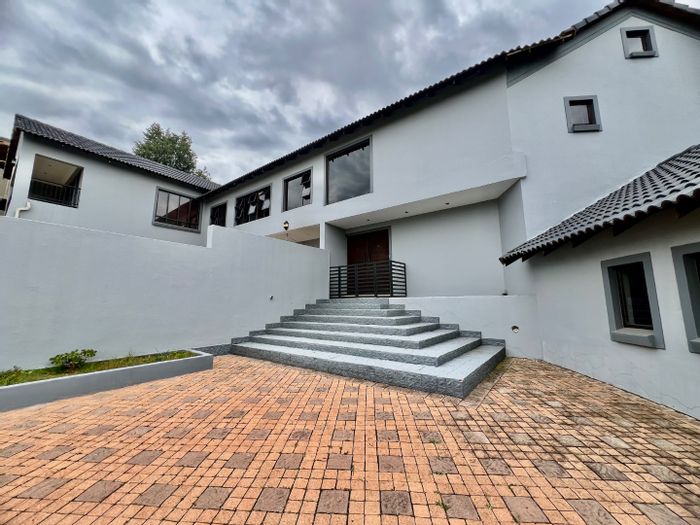 For Sale: Spacious 5-bedroom house in Silver Lakes Golf Estate with pool and flatlet.