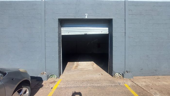 Industrial unit to rent in Malvern, 136m² with easy highway access.