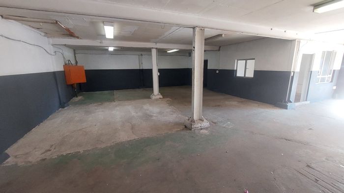 Industrial unit to rent in Malvern, 136 m² with easy highway access.