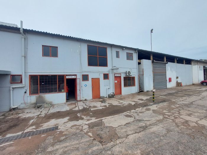 Industrial property to rent in Malvern, 800 sqm with easy highway access.