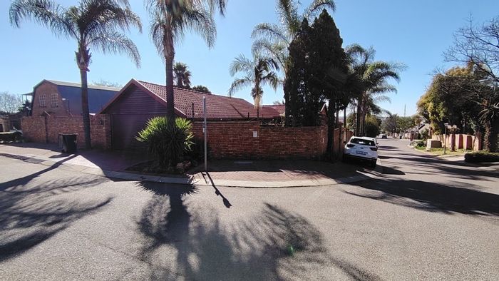 Highveld House For Sale: Indoor pool, entertainment hall, versatile layout, ample parking.