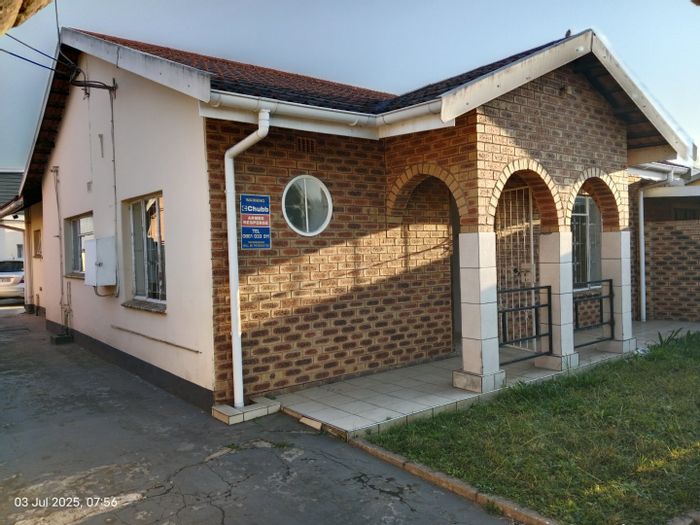 Pietermaritzburg Central House For Sale: 2 beds, flatlet, near amenities.