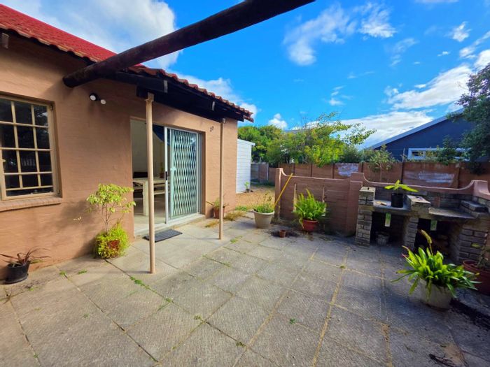Coastal house in Kleinkrantz to rent, 1 bed, garden, pet-friendly option.