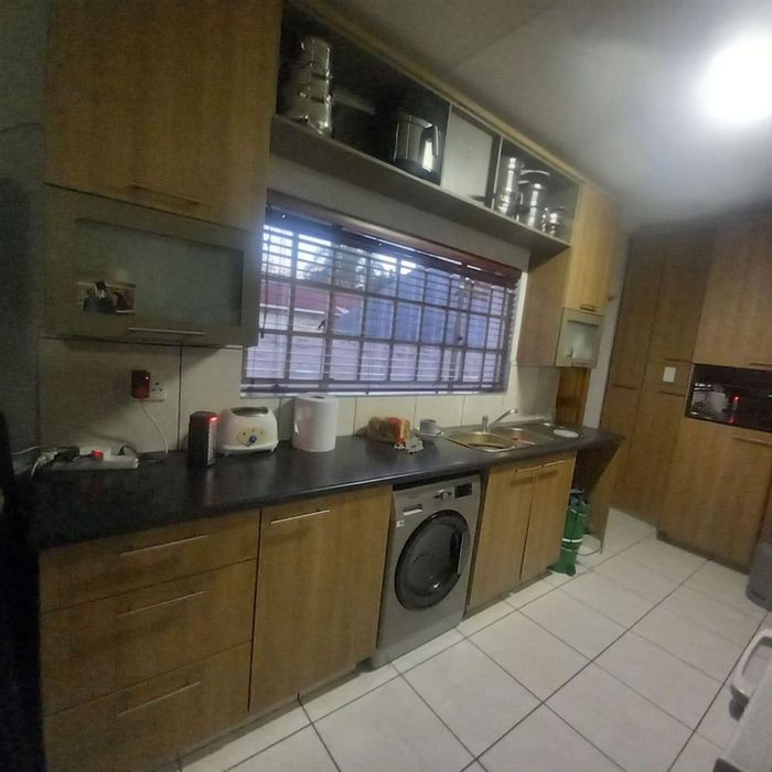 For Sale: 3-Bedroom House in Kempton Park Ext 2 with Garage and Flexible Layout.