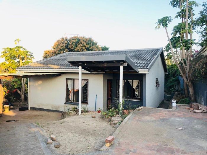 Marburg House For Sale: 3 bedrooms, patio, close to schools and shops.