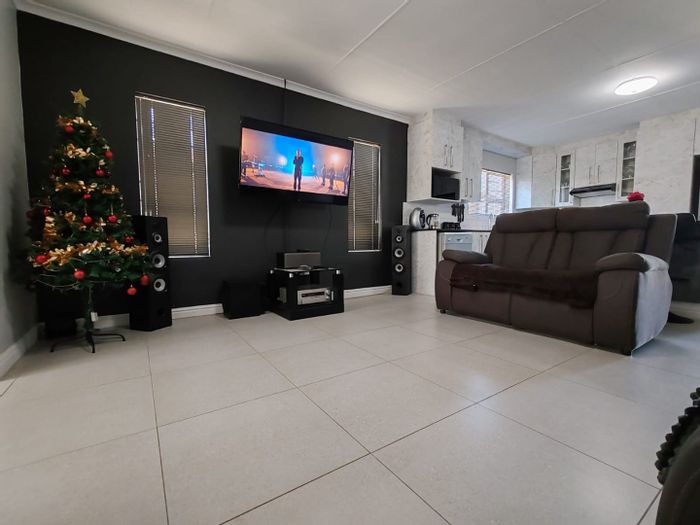 For Sale: House in Fairview with indoor braai, spacious yard, and remote garage.