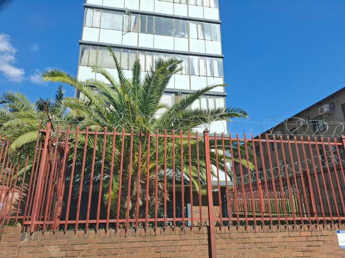Arcadia Apartment For Sale: Spacious 1-bedroom, garden space, TLC needed.
