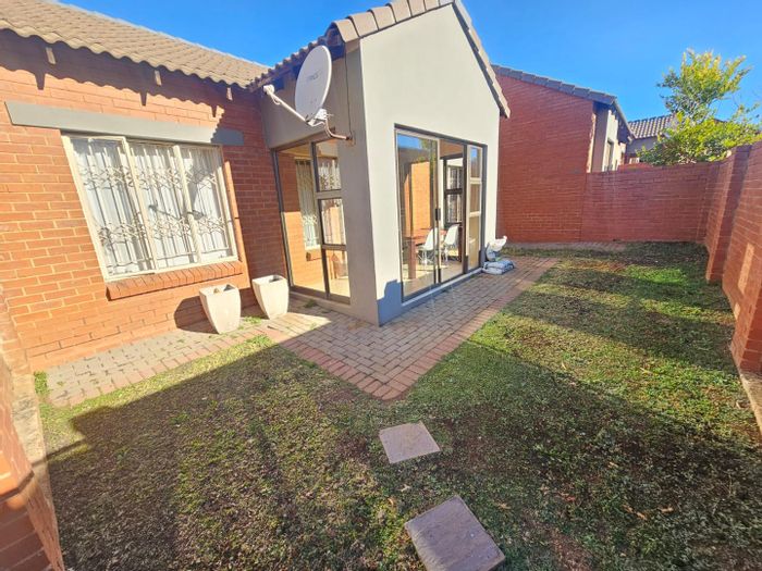 House To Rent in Monavoni: 3 beds, private garden, fully furnished, prepaid electricity.