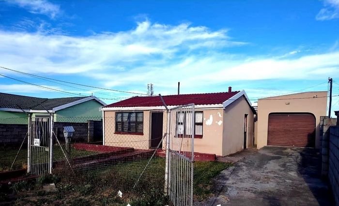 For Sale: House in Mdantsane Nu 2 with flatlet, garage, and spacious yard.