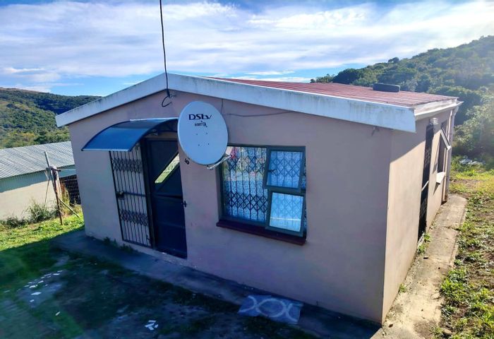 2-Bedroom House For Sale in Reeston with spacious yard and built-in kitchen.
