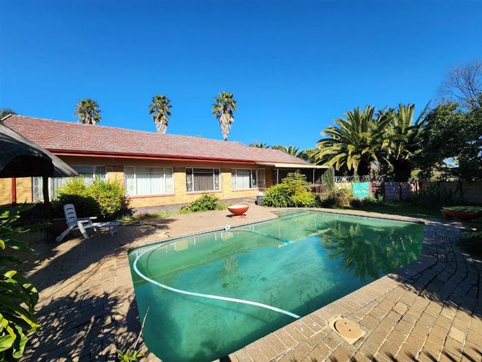 For Sale: Spacious 3-Bedroom House in Kempton Park Ext 2 with Pool and Staff Quarters.