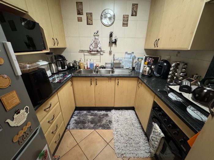 Glen Marais Townhouse For Sale: 2 Bedrooms, double garage, low maintenance living.