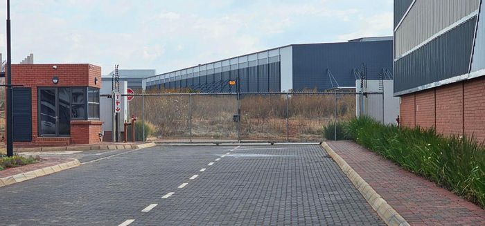 Industrial space to rent in Glen Marais with office, warehouse, and 24/7 security.