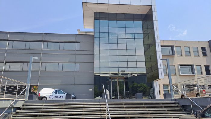 Commercial Offices To Rent in Die Hoewes: 24-hour security, fibre, parking options.