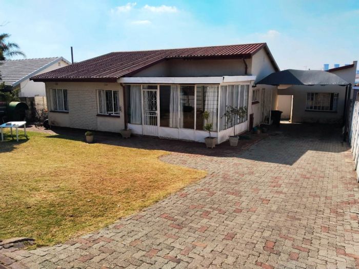 De Klerkshof House For Sale: 2 beds, cottage, study, near amenities.