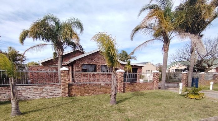 For Sale: House in Lorraine with pool, braai area, and enclosed yard.