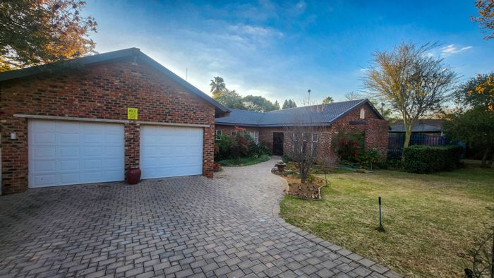 Spacious Wilkoppies house with office, flatlet, pool, and double garage for sale.