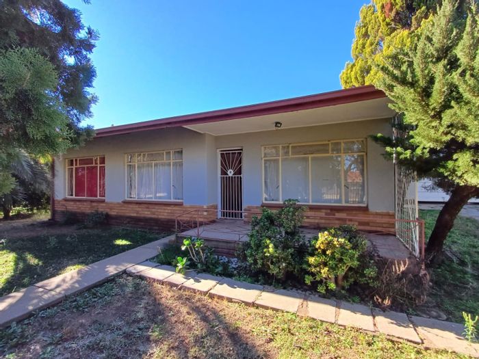 For Sale: 3-bedroom house in Roosheuwel with garage and spacious yard.