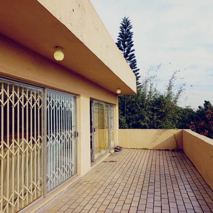 House For Sale in Manor Gardens: 4 bedrooms, pool, cottage, close to amenities.