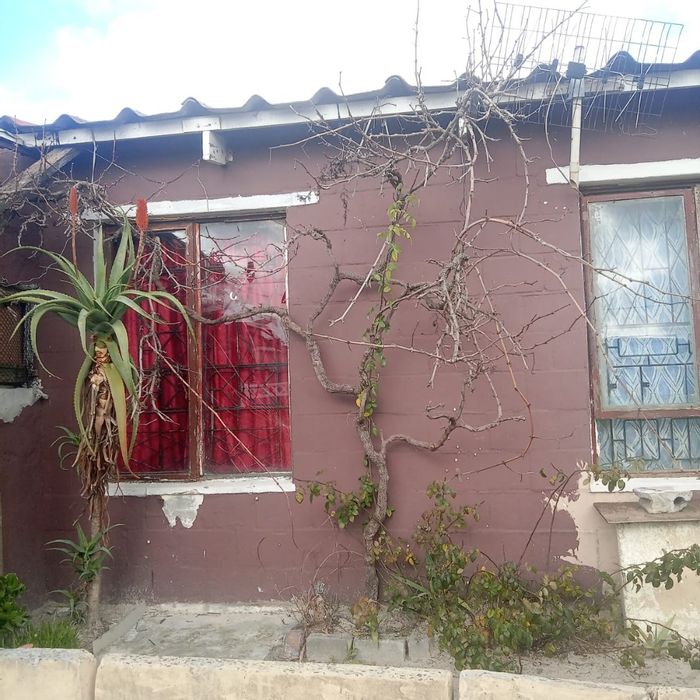 3-bedroom house for sale in Roosendal, corner plot with renovation potential.
