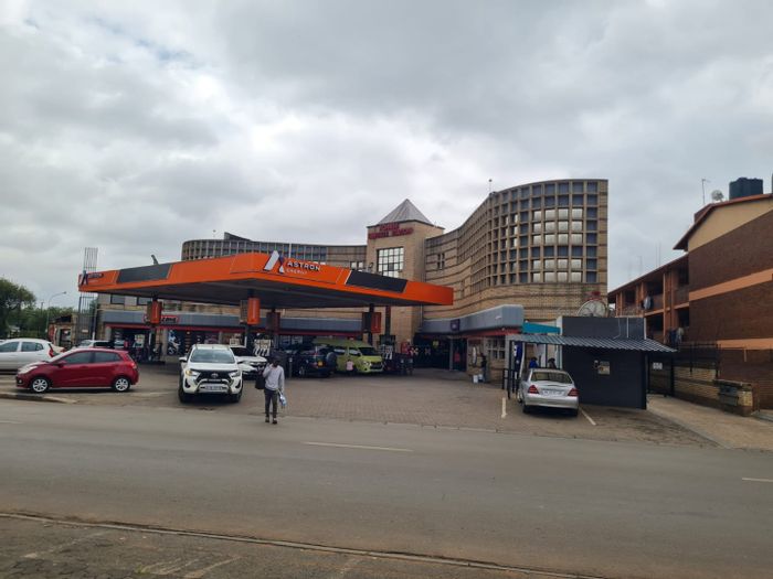 Commercial property in Lenasia Ext 1, high traffic, ideal for fast-food use. To Rent.