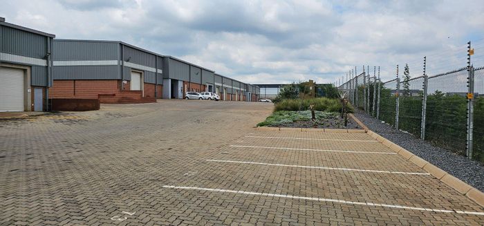 Industrial warehouse in Clayville To Rent, 673m², ample parking, secure access.