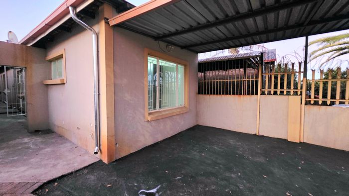 To Rent: 2-Bedroom Apartment in Laudium with parking, laundry, and prepaid utilities.