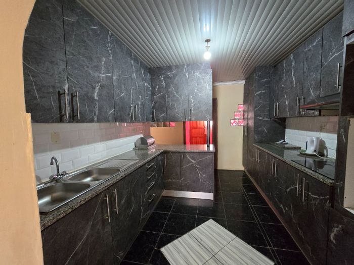 For Sale: Lentegeur House with 3 Bedrooms, Yard Space, and Close Amenities.