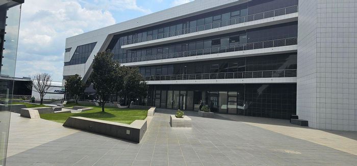 Doringkloof Commercial Office To Rent: Prime location, ample parking, 24/7 security.