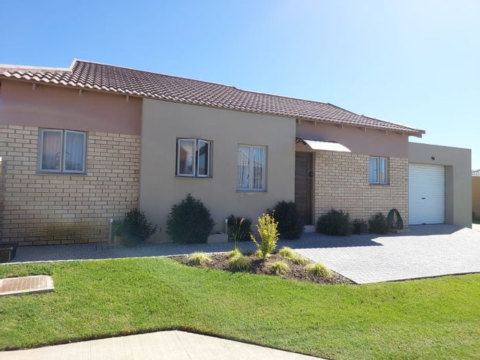 2-Bedroom House To Rent in Mooikloof Country Estate with backyard access and gas amenities.