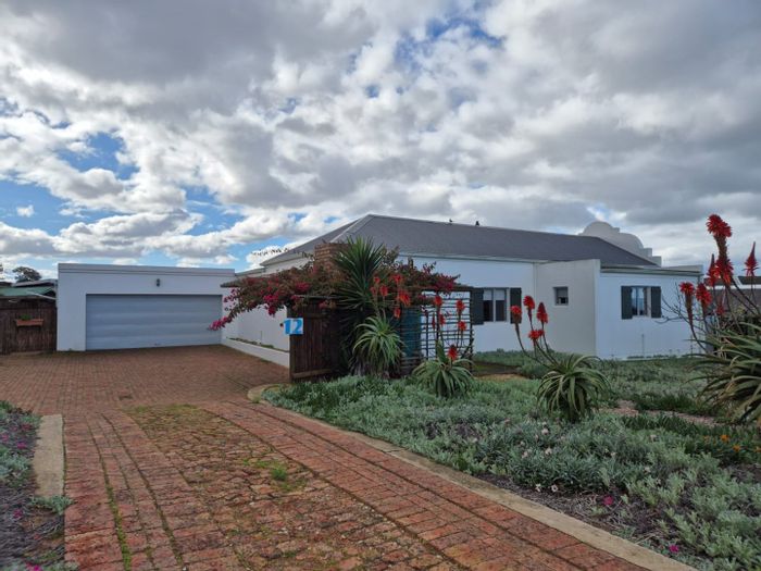 For Sale: House in Stilbaai Wes with river views, spacious garden, and dual access.