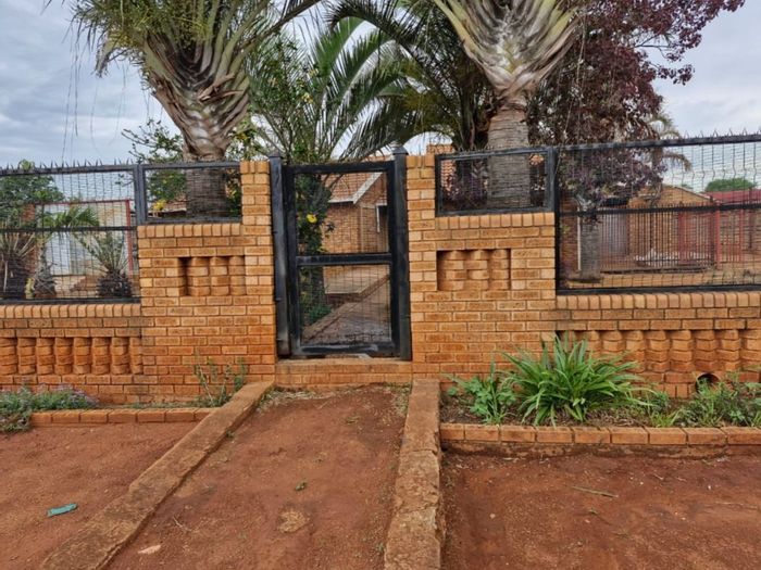 2-Bedroom House For Sale in The Orchards with Expansion Plans and Secure Yard.