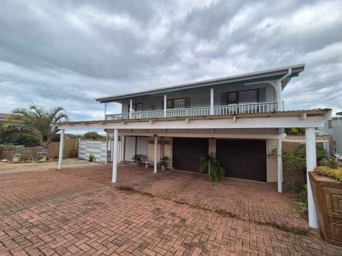 Dual-living house in Stilbaai Wes for sale, includes solar power and ocean views.