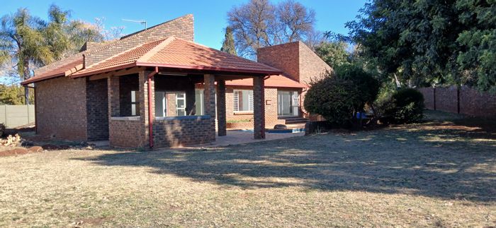 Heuweloord House To Rent: Spacious garden, pool, flatlet, and ample parking.