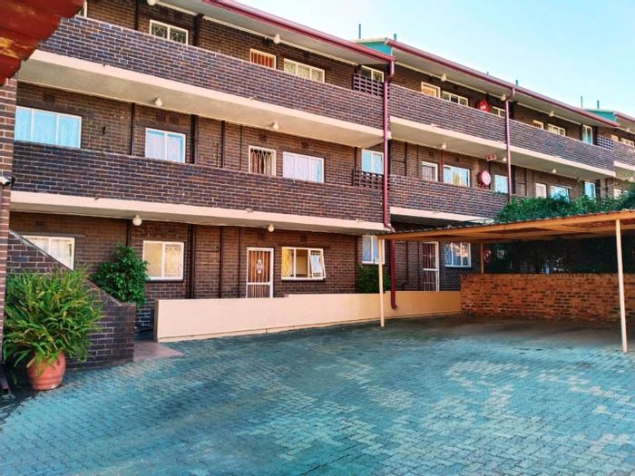 Eastleigh Apartment For Sale: Ground floor, enclosed veranda, pool, secure complex.