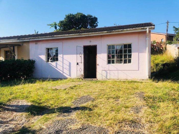 For Sale: Marburg House with 2 bedrooms, renovation potential, and spacious land.