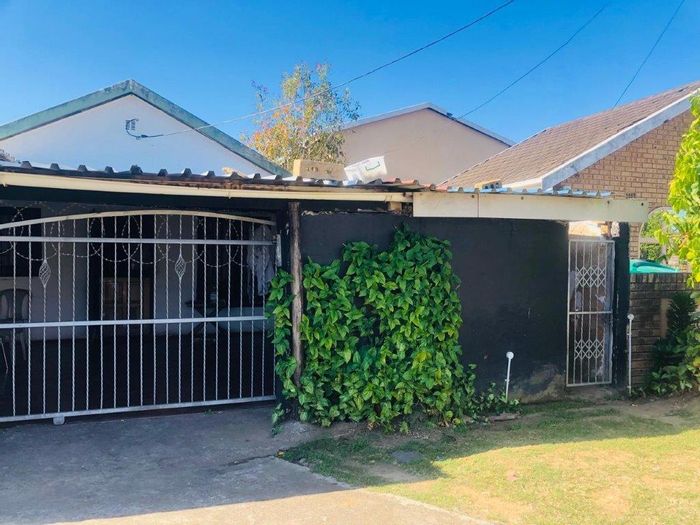 Marburg House For Sale: Two homes, close to amenities, single garage included.