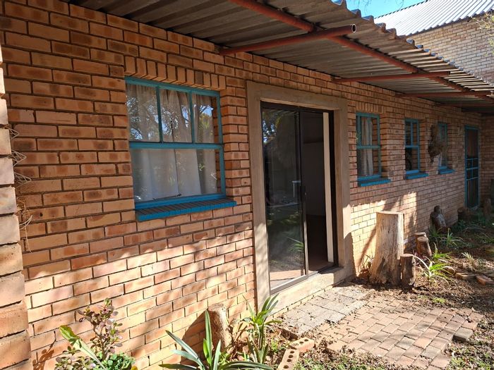 One-bedroom apartment in Wilkoppies with garden, garage, and prepaid utilities. To Rent.