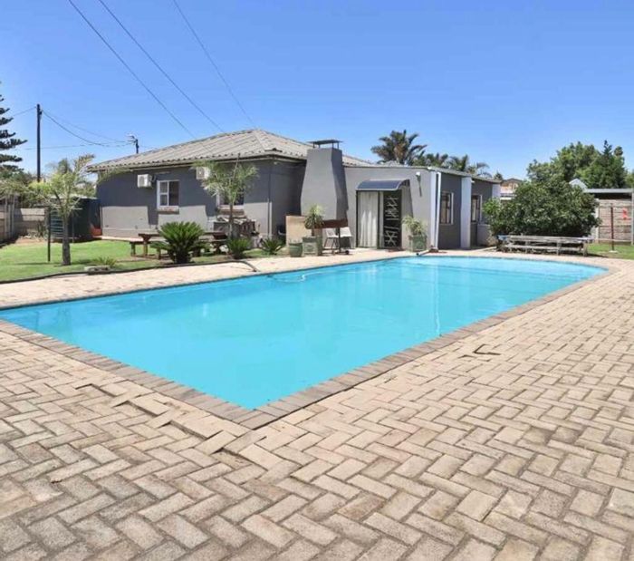 Manor Heights House For Sale: Spacious home with pool, braai area, and flatlet.