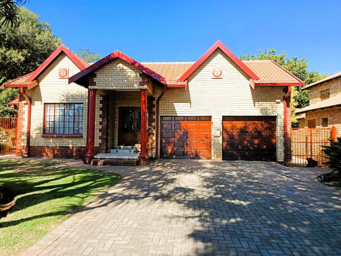Eldo Glen House For Sale: 3 beds, solar system, pool, study, double garage.