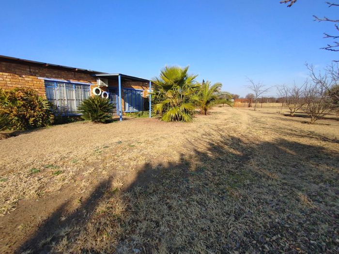 For Sale: 8.5ha farm in Haakdoornboom AH with multiple homes and livestock facilities.